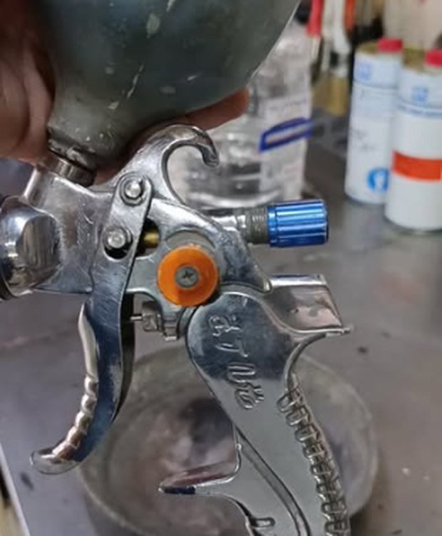 Pistola de pintar en el taller