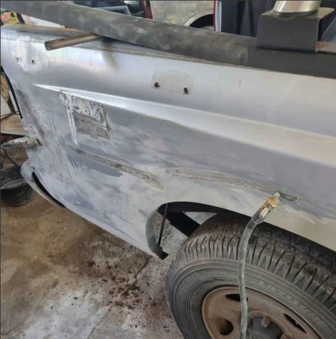 Guardabarros de una camioneta en reparación