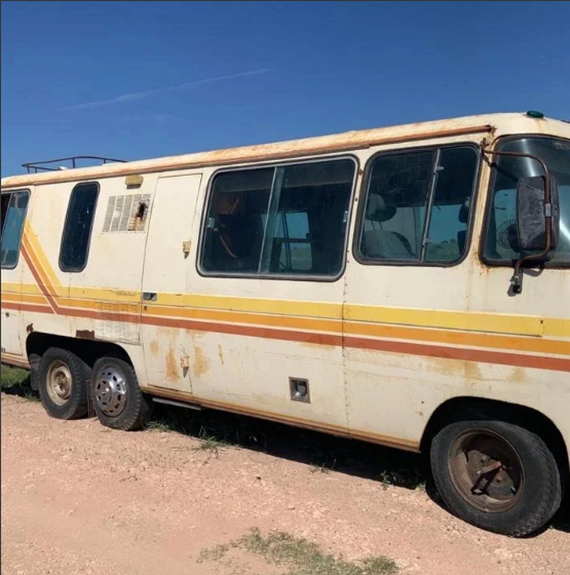 Motorhome antiguo de color crema con franjas naranjas