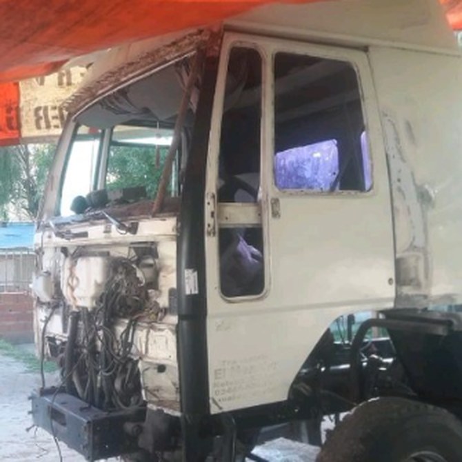 Cabina de camión en reparación con el frente desarmado