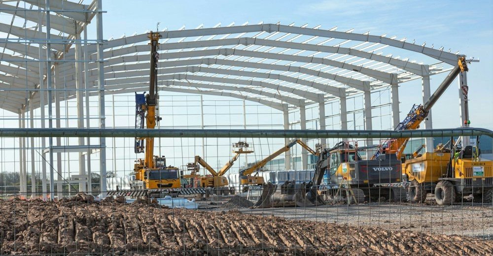 Estructura metálica de un galpón en construcción