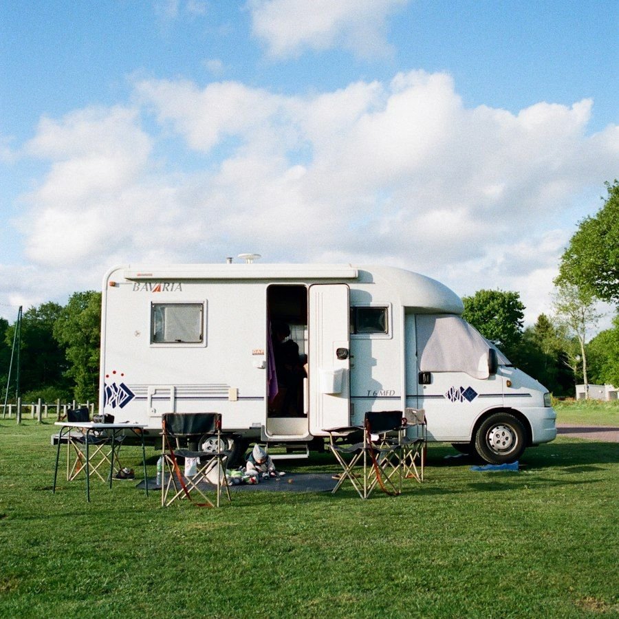 Motorhome blanco estacionado en un parque